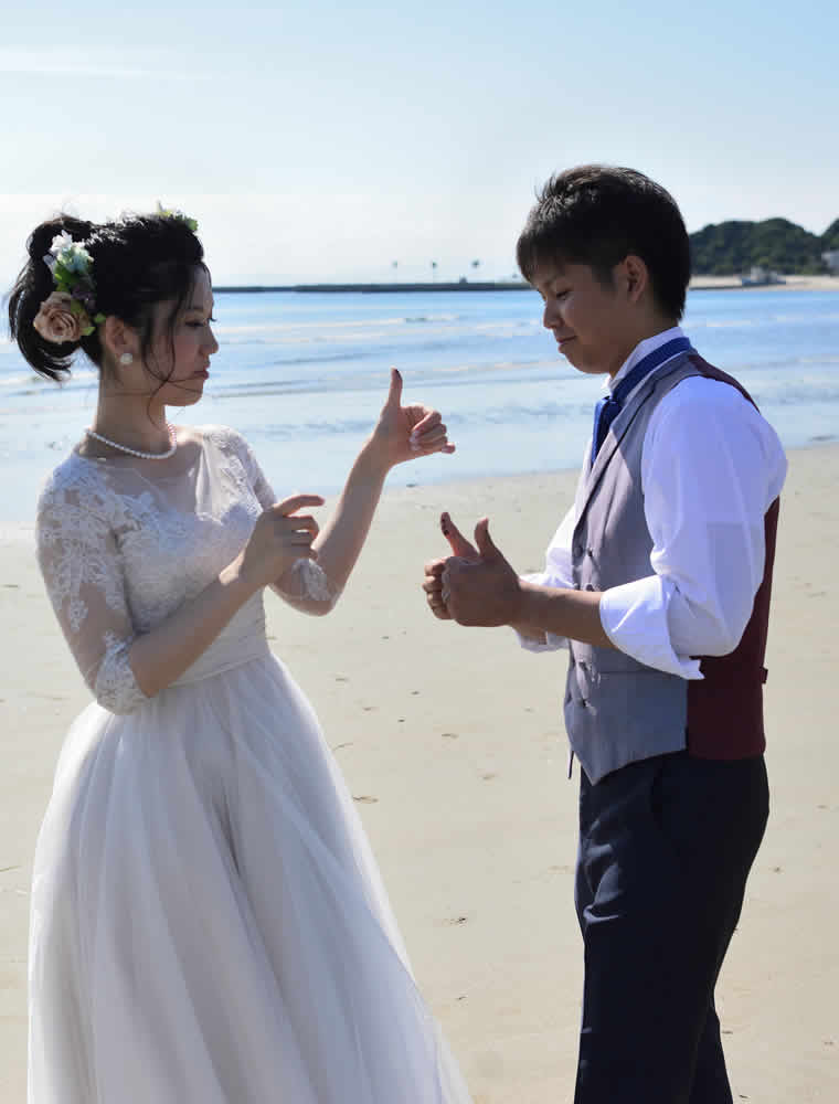 波打ち際の新郎新婦