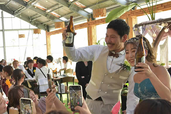 乾杯する新郎新婦